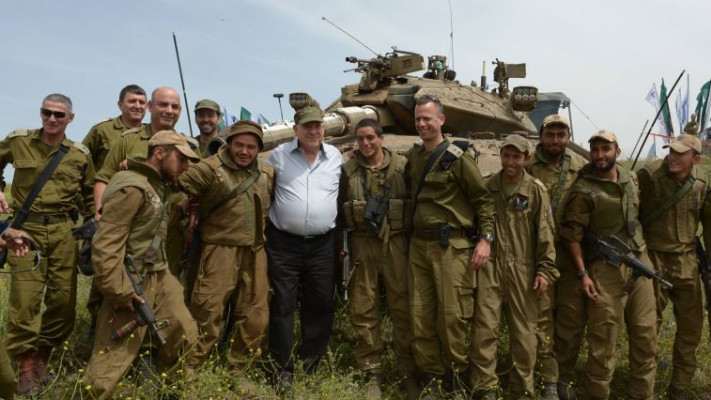 הנשיא ריבלין עם חיילי צה&quot;ל. צילום: דוברות בית הנשיא