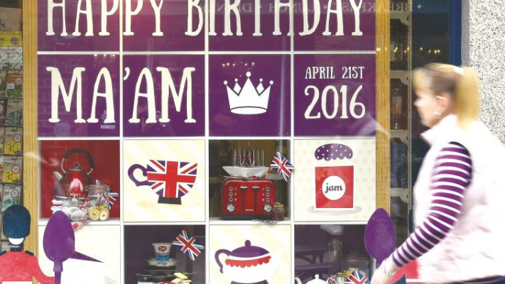 חלון ראווה עם ברכה ליום הולדתה של המלכה. צילום: רויטרס