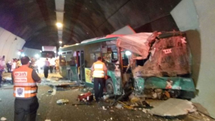 האוטובוס לאחר הפגיעה. צילום: דוברות כיבוי והצלה מחוז חוף