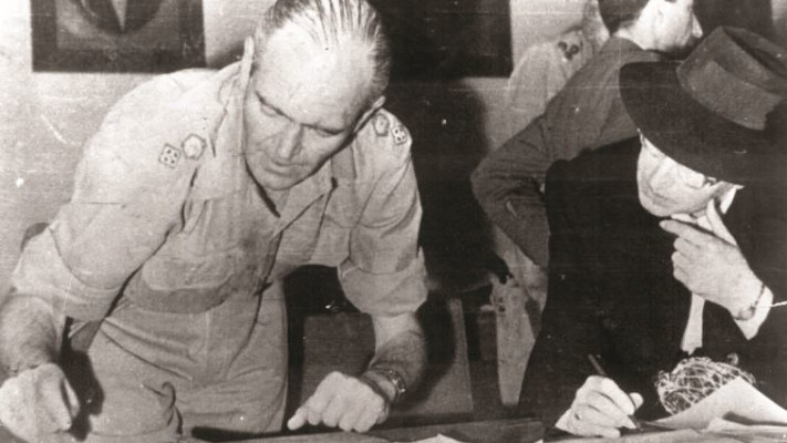 הגנרל סטוקוול חותם על הסכם הכניעה ממנו נסוגו הערבים. צילום: ארכיון צה&quot;ל