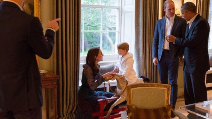 הנסיך ג'ורג' פוגש את בני הזוג אובמה. צילום: דיילי מייל