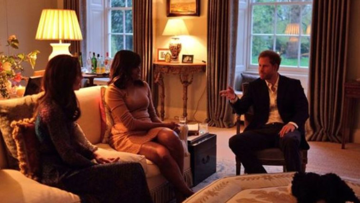 הנסיך הארי משוחח עם מישל אובמה בארמון קנזינגטון. צילום: דיילי מייל