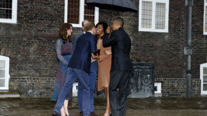 מדגמנים תמונות ללא המטרייה. הזוג אובמה והדוכס והדוכסית מקיימברידג'. צילום: דיילי מייל