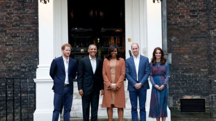 הזוג אובמה מבקר בארמון קנזינגטון. צילום: דיילי מייל