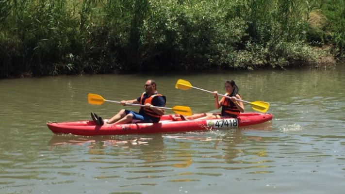 נהנים בנהר הירדן. צילום: אינדי פארק