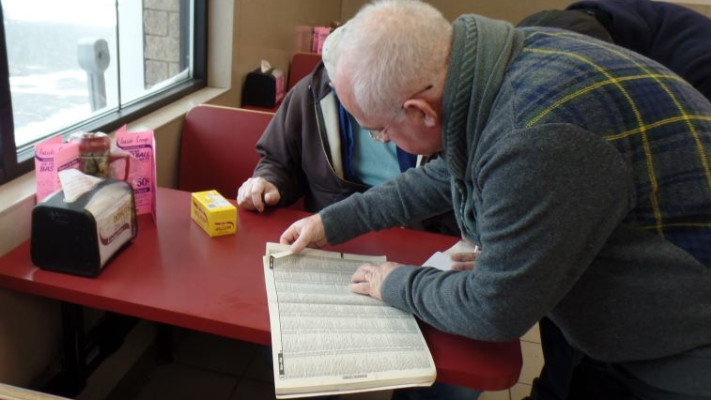 הנכד זאב־יאיר תר אחר משפחה יהודית כלשהי בספר הטלפונים של האנטר. צילום: מרדכי חיימוביץ