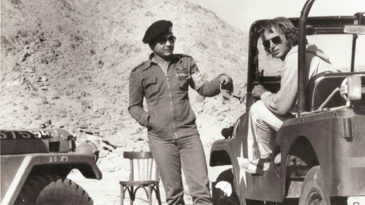 סרן נתן זהבי והקפטן המצרי אוסמה בצ׳ק פוינט. צילום: נתן זהבי