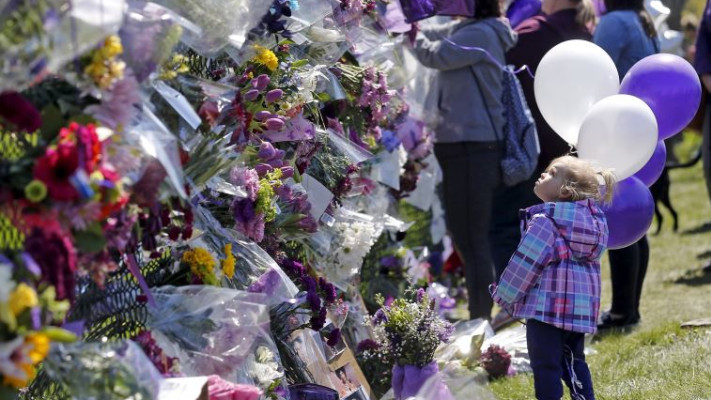 בלונים מחוץ לביתו של פרינס. צילום: רויטרס