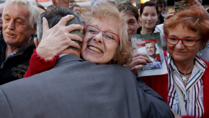 הופר מתחבק עם תומכת בווינה. צילום: רויטרס