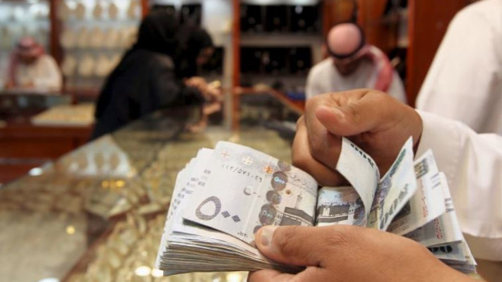 מוכר סופר כסף סעודי בריאד. צילום: רויטרס