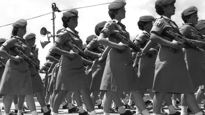 קל ונוח. חיילות עם עוזי במצעד יום העצמאות, 1963. צילום: משה פרידן, לע&quot;מ