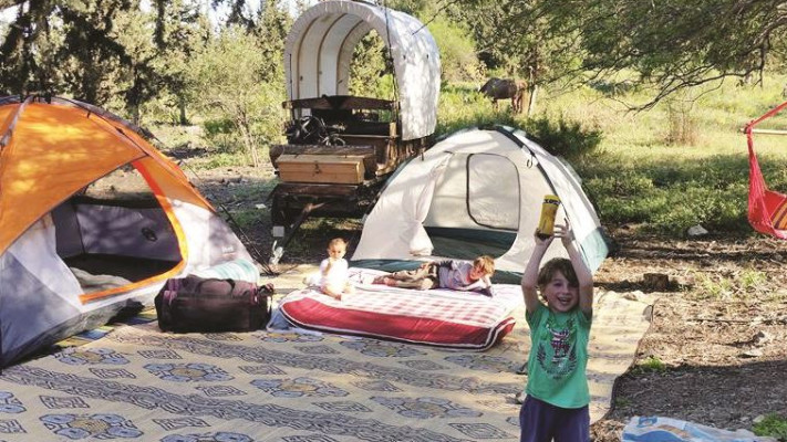 &quot;הילדים יותר רגועים, אין כל הזמן רצון של &lsquo;טלוויזיה, מחשב, אייפד'&quot;. באחת התחנות במסע. צילום מתוך דף הפייסבוק &quot;מסע40&quot;