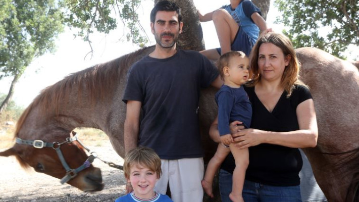 &quot;נשברתי אלף פעם במהלך ההכנה&quot;. מעין אביגד עם משפחתו והסוס רוי. צילום: אריאל בשור