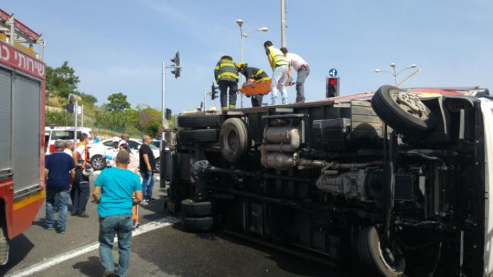 תאונת האוטובוס והמשאית בנשר. צילום: כבאות והצלה מחוז צפון