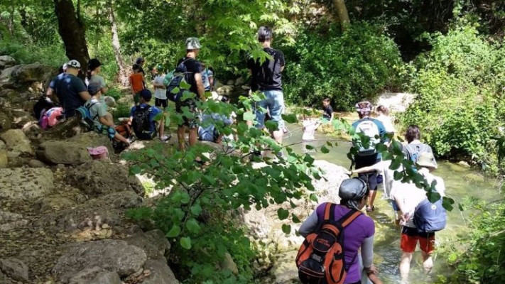 מטיילים בנחל כזיב. צילום: רשות הטבע והגנים