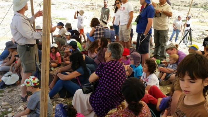 משחררים נשרים בגן לאומי עין עבדת. צילום: רשות הטבע והגנים