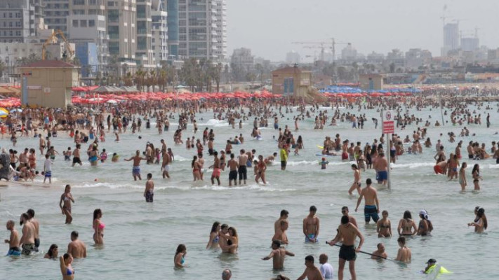 מתרחצים בחוף פרישמן בת&quot;א. צילום: אבשלום ששוני