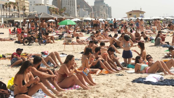 מנסים לברוח מהשרב בחוה&quot;מ פסח. צילום: אבשלום ששוני