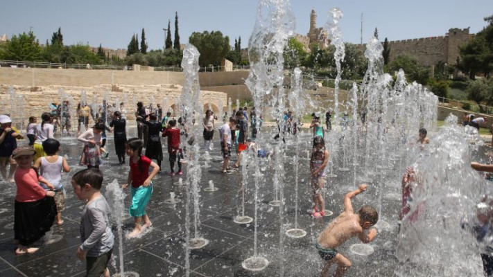 ילדים משתעשעים במזרקה בירושלים. צילום: מרק ישראל סלם