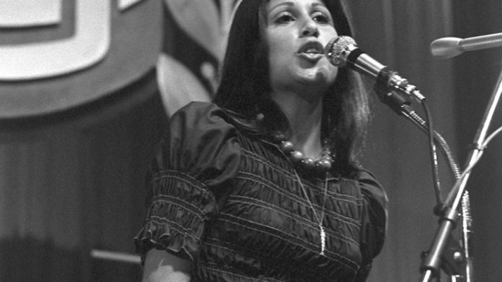 עדנה לב בהופעה, 1973. צילום: חנניה הרמן, לע&quot;מ