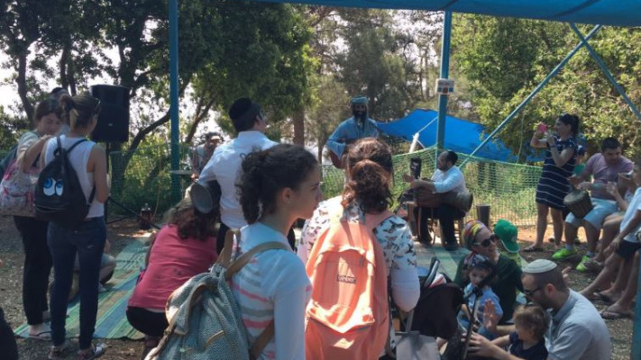 מחפשים את האפיקומן בצוק מנרה. צילום: צוק מנרה