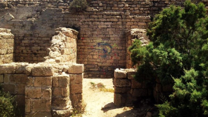 המצודה הושחתה בצבעים, צילום: רשות העתיקות