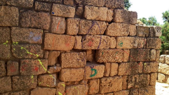 הצבע על קירות המצודה. &quot;ילדים טובים לפני גיוס&quot;. צילום: פדריקו קוברין