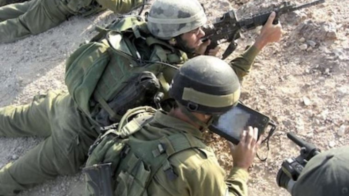 חיילים עם טאבלט בשטח. &quot;אמל&quot;ח לכל דבר ועניין&quot;. צילום: דובר צה&quot;ל