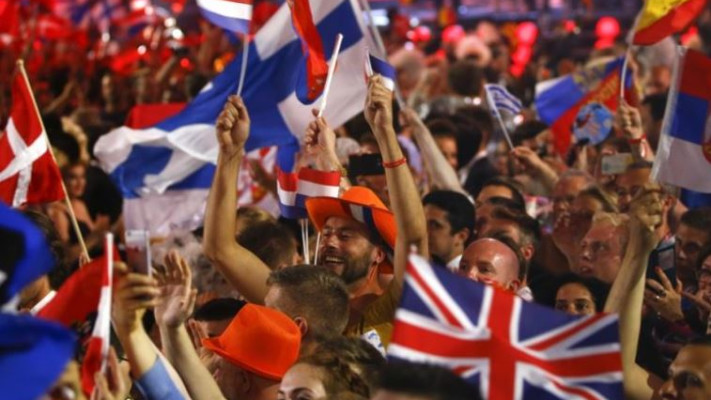 מעריצים מנופפים בדגלים בזמן האירוויזיון בווינה