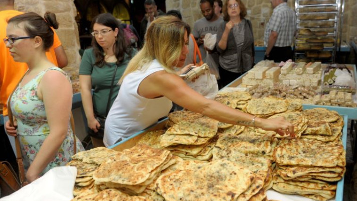 קונים פיתות ביפו. צילום: אבשלום ששוני