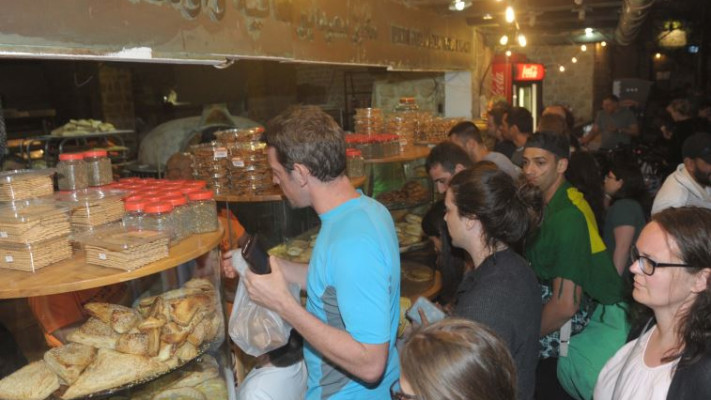 תור ארוך לרכישת מאפים ביפו. צילום: אבשלום ששוני