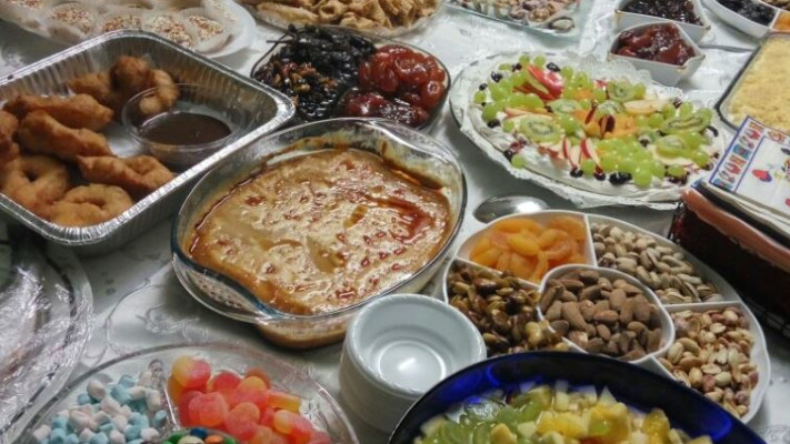 שולחנות עמוסים כל טוב. צילום: מור שמעוני