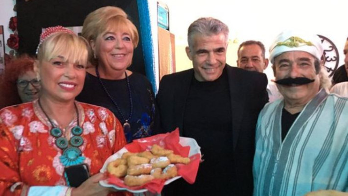 לפיד חוגג את צאת החג אצל משפחת סגל בנתניה. צילום: דוברות &quot;יש עתיד&quot;