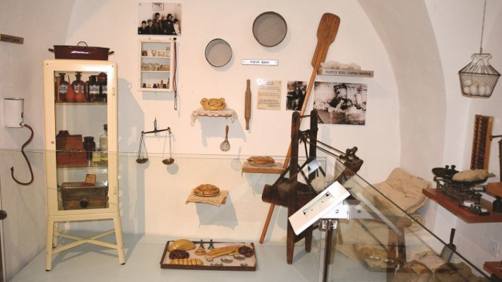 בעלי מקצוע שנעלמו מן העולם. התערוכה &ldquo;בעלי מלאכה". צילום:  מוזיאון חצר היישוב הישן