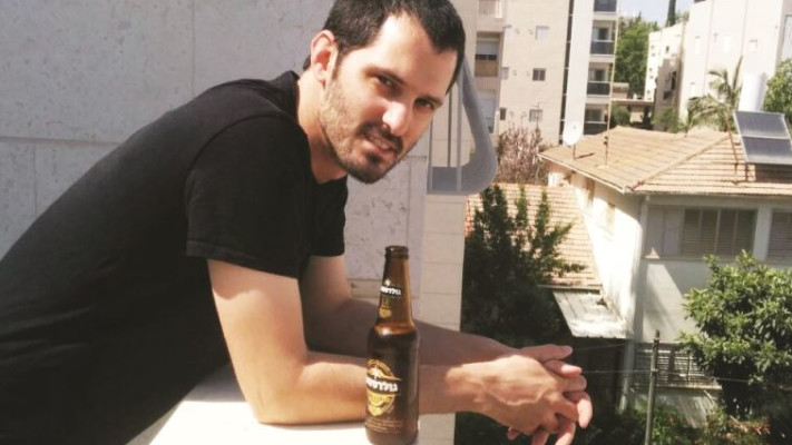 איתי נוימן: &quot;ברוב הספרים הם בסוף מתאהבים, מתחתנים והכל טוב. התחושה שלי הייתה שההוצאות האחרות עוסקות בתחום שתמיד הייתי בו, ולמה אני לא?&quot;. צילום: פרטי