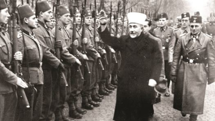 המופתי חאג' אמין אל-חוסייני סוקר מסדר בגרמניה