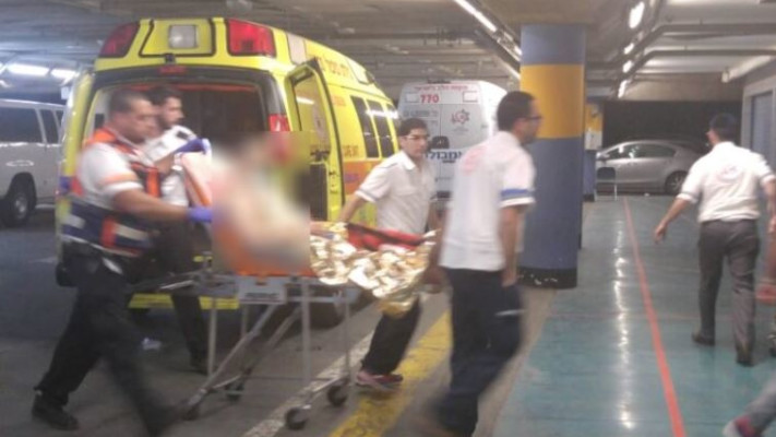 פצוע מפיגוע דקירה בשער האריות מפונה לבית החולים שערי צדק. צילום: הפרלמנט של בית&quot;ר עילית