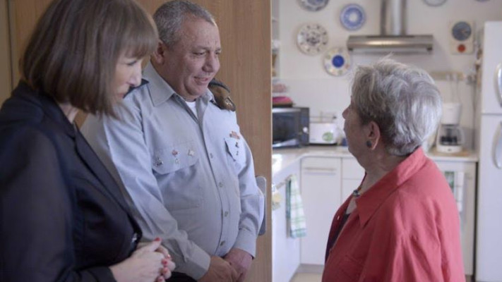 הרמטכ&quot;ל גדי איזנקוט ולימור לבנת, יו״ר הקרן לרווחת נפגעי השואה, מבקרים את תמר לנדאו. צילום: הקרן לרווחה לנפגעי השואה בישראל