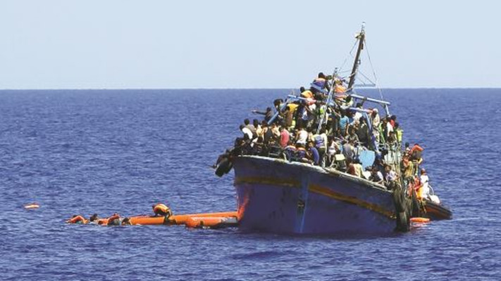 ספינת מהגרים מלוב בדרכה לאירופה