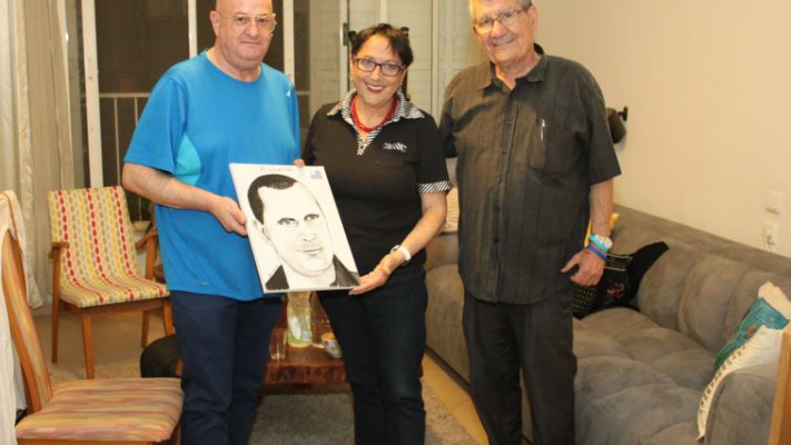  צילום: יקי צימרמן &quot;זה ממש הוא&quot;. שילדהאוס )משמאל( מוסר לזוג קידר את תמונת בנם דולב ז&quot;ל.