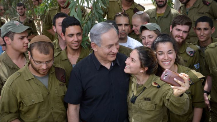 נתניהו נפגש עם חיילים ליד גבול עזה. צילום: עמוס בן גרשום, פלאש 90