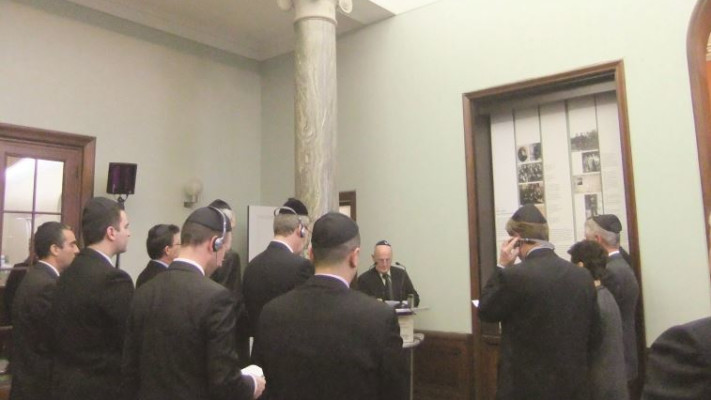 &ldquo;אני לא מאלה שמצילים את המולדת. זה גדול עלי&quot;. פלד בגרמניה. צילום: שגרירות ישראל בברלין