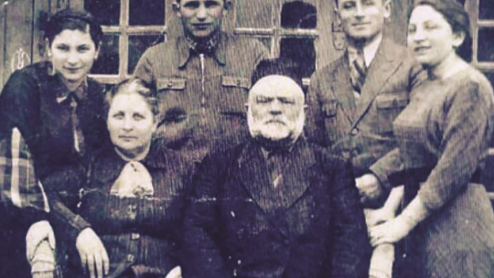 משפחת קוטובסקי. &quot;סבתא רבתא הלכה בראש מורם לבור ההריגה&quot;. צילום: באדיבות חיליק בר