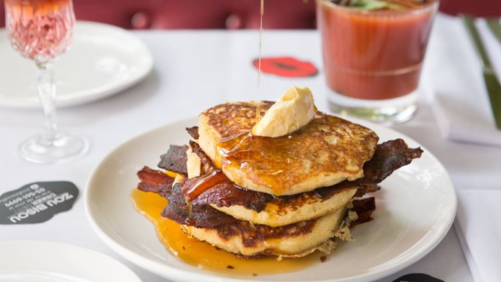 פנקייק עם בייקון חמאה בלגית וסירופ מייפל. צילום: אנטולי מיכאלו