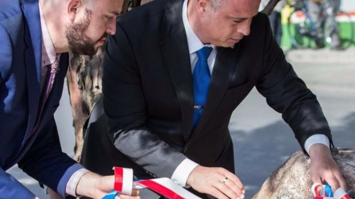 חיליק בר מסיר את הלוט מעל מצבת הזיכרון בכיכר העיריה, שתקרא מעתה כיכר משפחת קוטובסקי