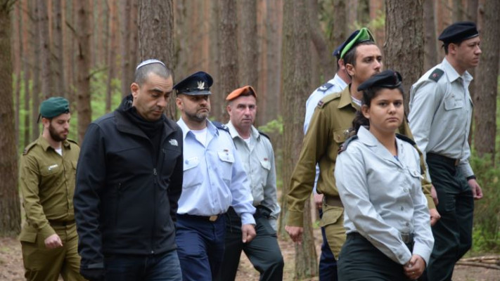 משלחת &quot;עדים במדים&quot; ביער לופוחובה. צילום: דובר צה&quot;ל