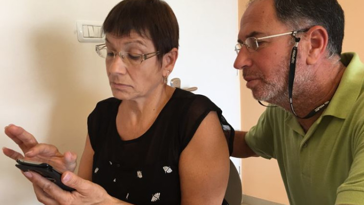 יוסי וסלין אלבז בביתם, עם מכשירה הסלולארי של אור ז&quot;ל