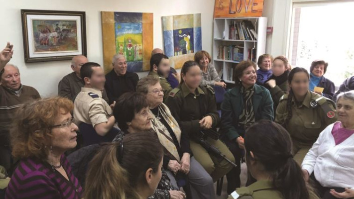 מפגש בין ניצולי שואה לצוערי בה&quot;ד 1. צילום: עמותת עמך