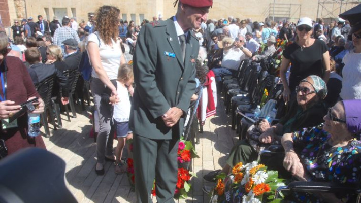 סגן הרטמכ&quot;ל יאיר גולן, הבוקר ב&quot;יד ושם&quot;. צילום: מרק ישראל סלם