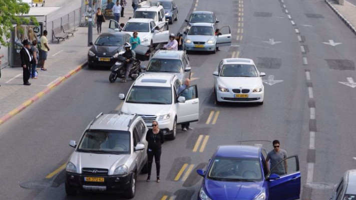 תל אביב עומדת בצפירה. צילום: אבשלום ששוני